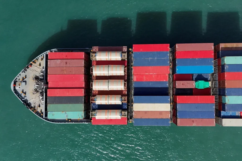 Navio cargueiro no terminal de contêineres do porto de Kwai Tsing, em Hong Kong, em 16042025. REUTERSTyrone Siu