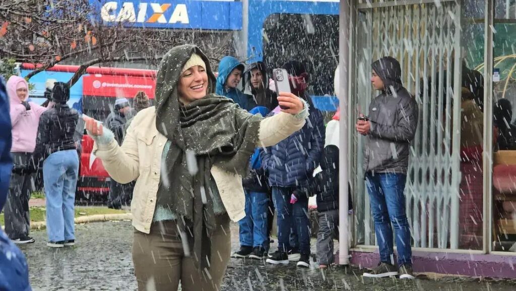 Neve fecha a Serra do Rio do Rastro e derruba temperatura em SC