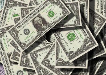 Dólar em leve alta: Expectativas de juros e tensões no Oriente Médio