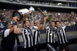 A paixão pelo futebol e os gastos dos brasileiros até 2027