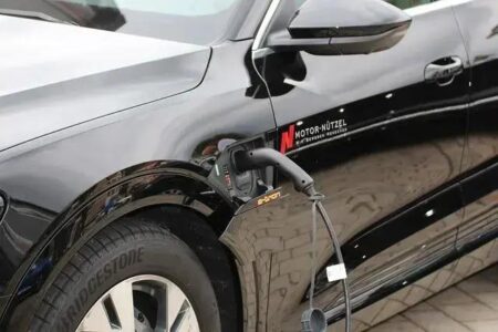 Novo regulamento em SP exige chuveiro e exaustor em garagens de recarga